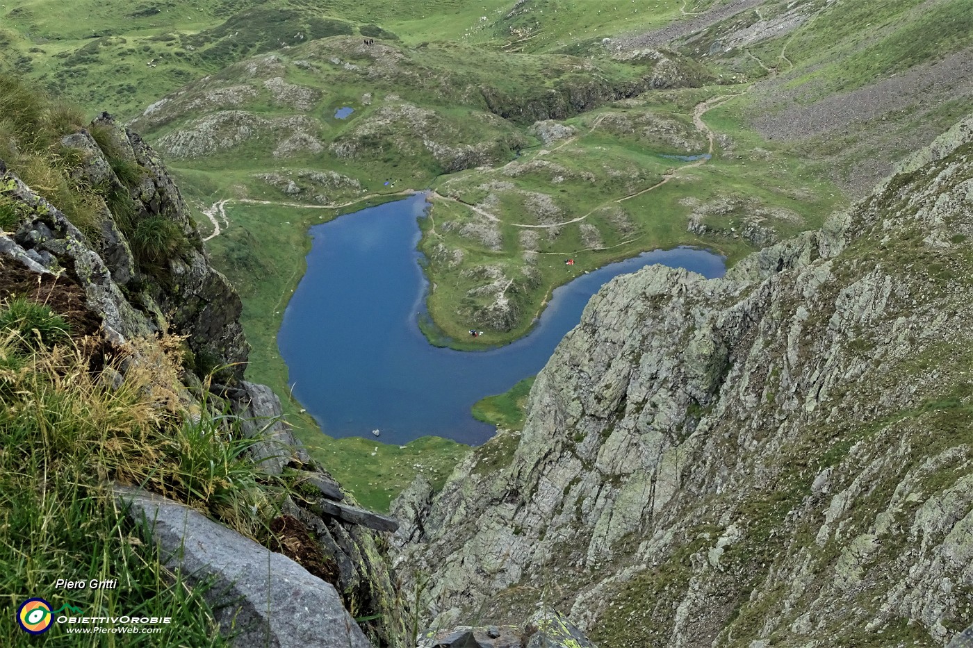 54 Vista a precipizio sui Laghetti di Ponteranica a .JPG